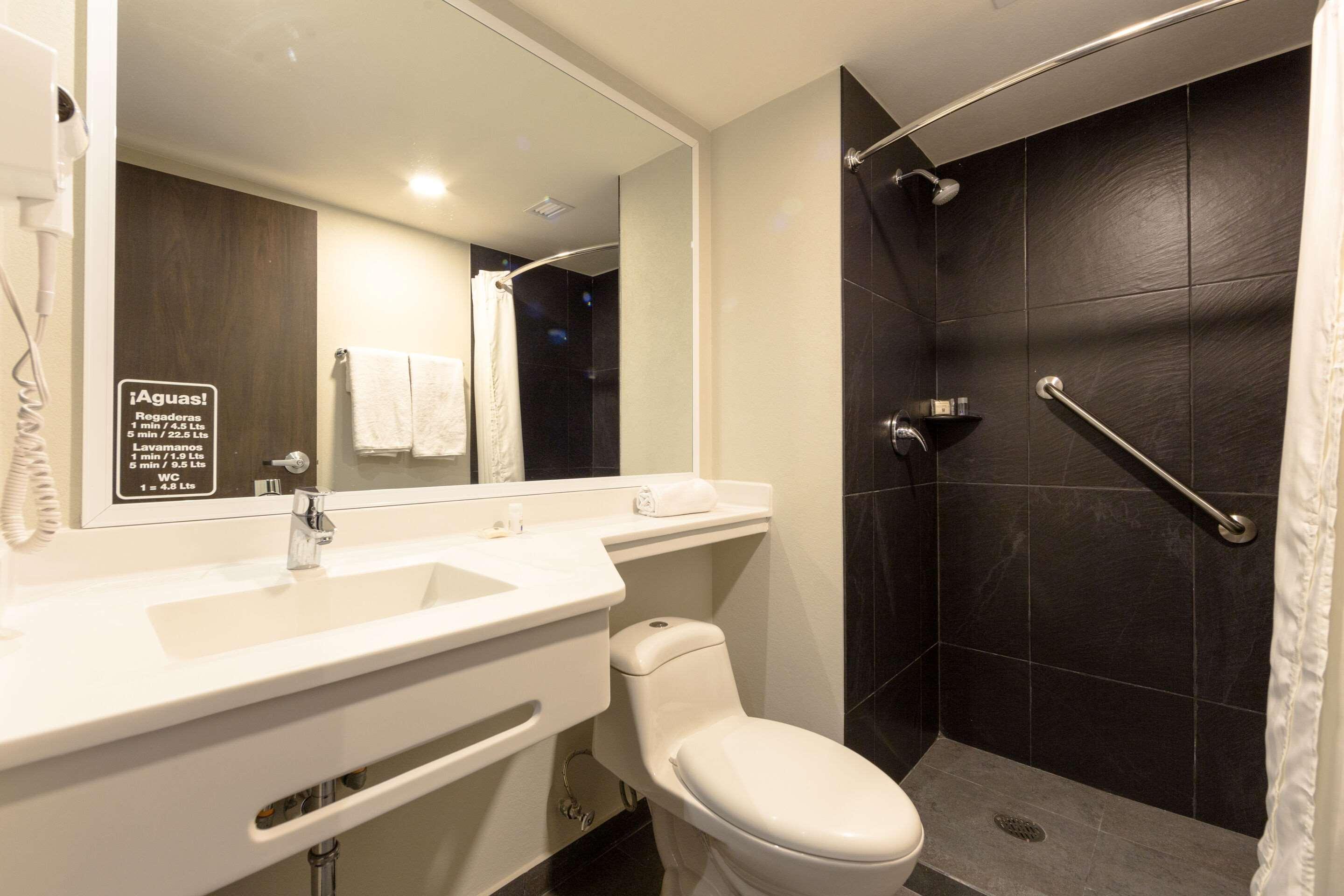 Comfort Inn Delicias Buitenkant foto