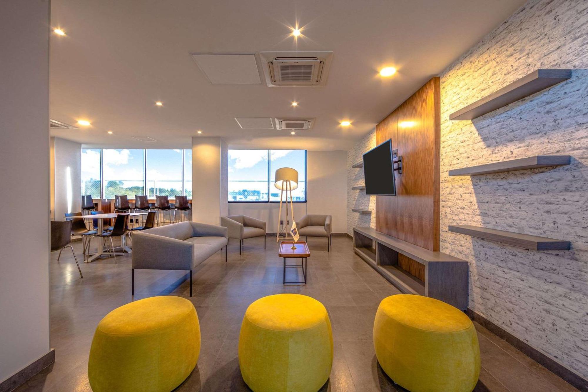 Comfort Inn Delicias Buitenkant foto