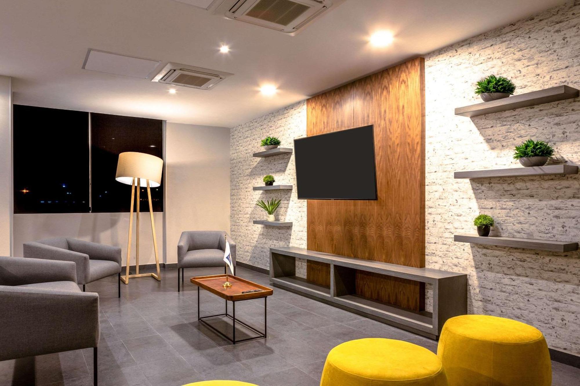 Comfort Inn Delicias Buitenkant foto